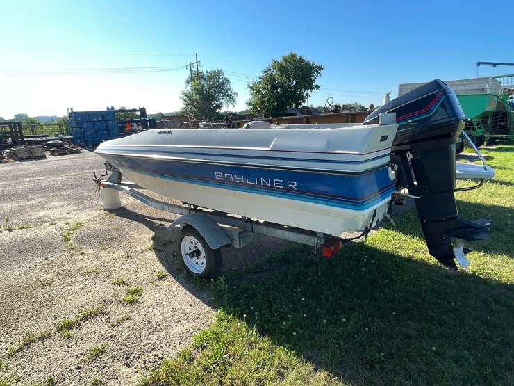 #1019-•-bayliner-capri-boat-on-escort-trailer-(no-title,-for-parts)-image-10