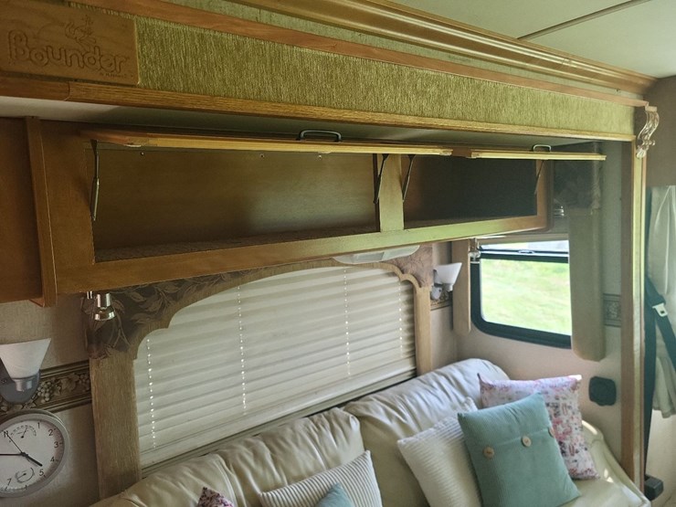 2003-fleetwood-bounder-39z-class-a-motorhome-on-freightliner-chassis-image-45
