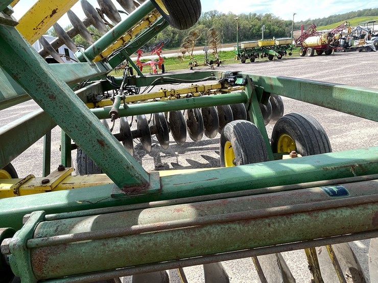 john-deere-220-image-13