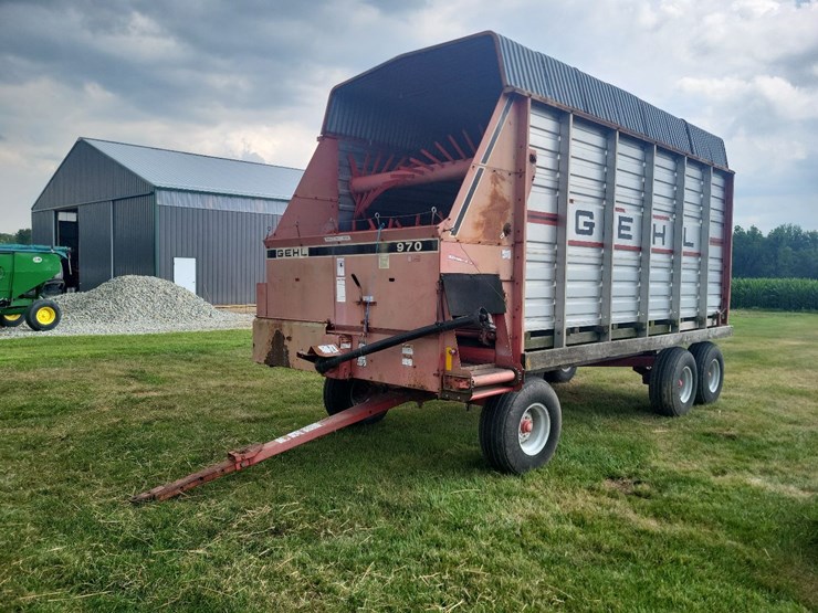gehl-970-silage-wagon-w/gehl-tandem-axle-running-gear-image-7