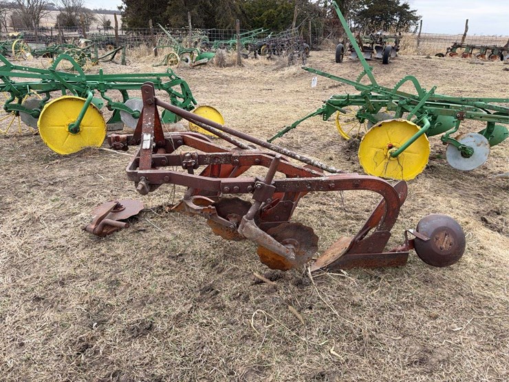 john-deere-pull-type-three-bottom-plow-image-2