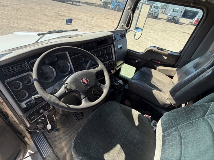 2011-kenworth-t800-image-10