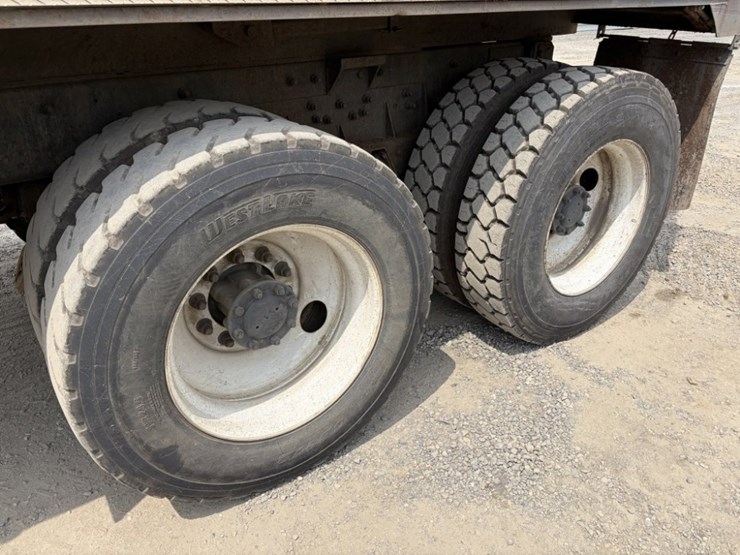 2000-peterbilt-330-image-14