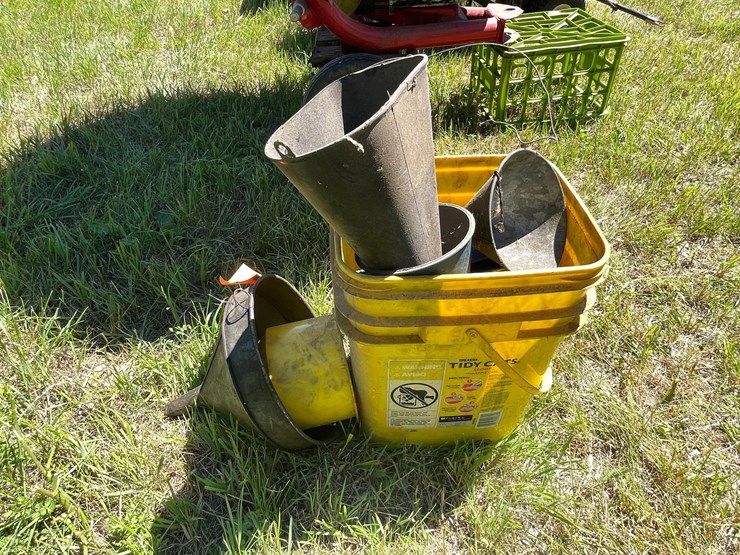 #3306-•-assortment-of-metal-and-plastic-funnels-image-8