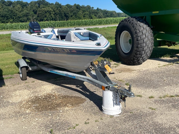 #1019-•-bayliner-capri-boat-on-escort-trailer-(no-title,-for-parts)-image-3