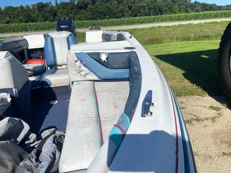 #1019-•-bayliner-capri-boat-on-escort-trailer-(no-title,-for-parts)-image-17