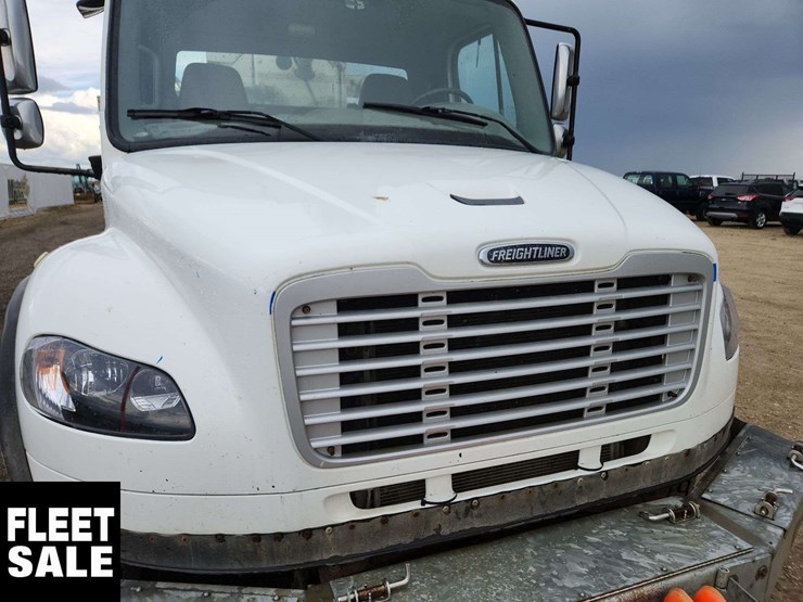 2011-freightliner-m2-106-image-38