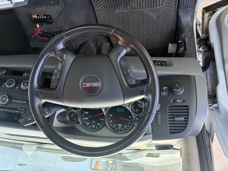 2012-gmc-2500-image-14
