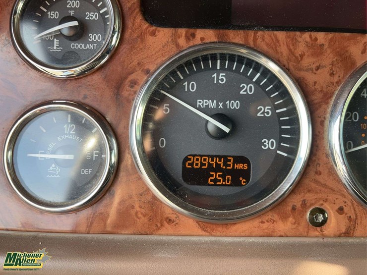 2012-peterbilt-587-image-23