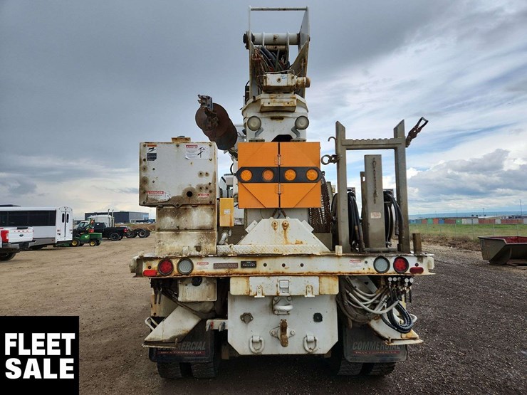 2011-freightliner-m2-106-image-7