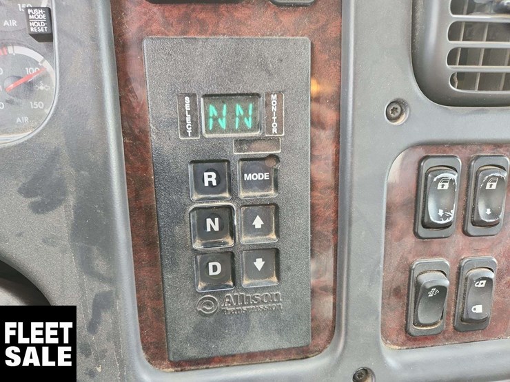 2011-freightliner-m2-106-image-22