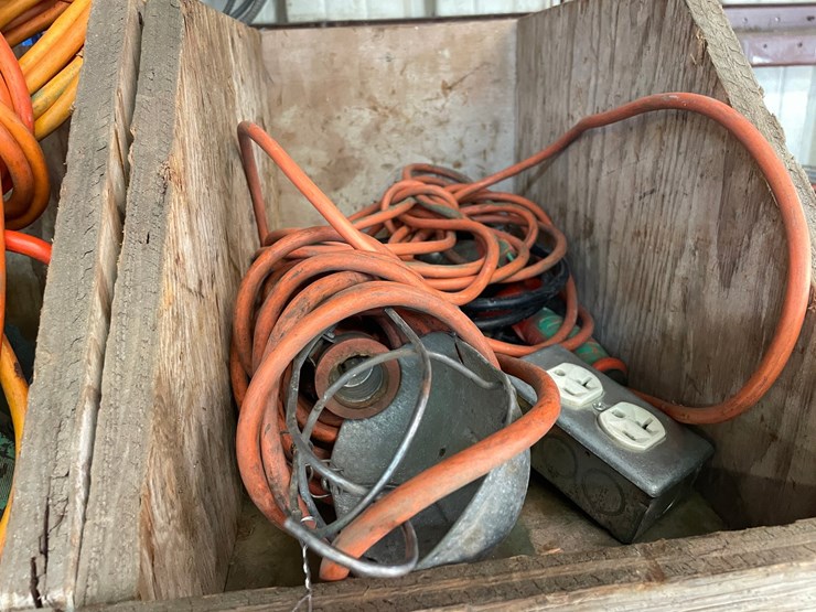 #4027-•-assorted-extension-cords-and-trouble-light-image-4