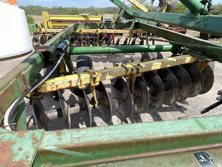 john-deere-220-image-24