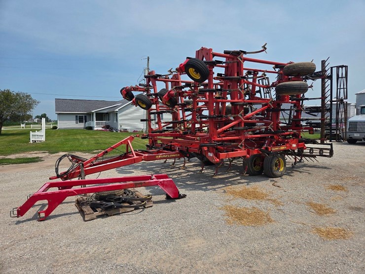 44'-sunflower-5055-44-field-cultivator-image-1
