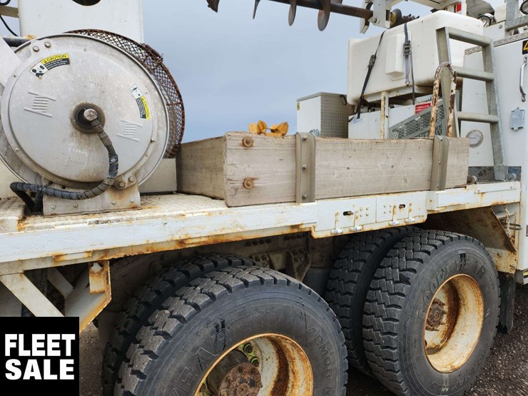 2011-freightliner-m2-106-image-41