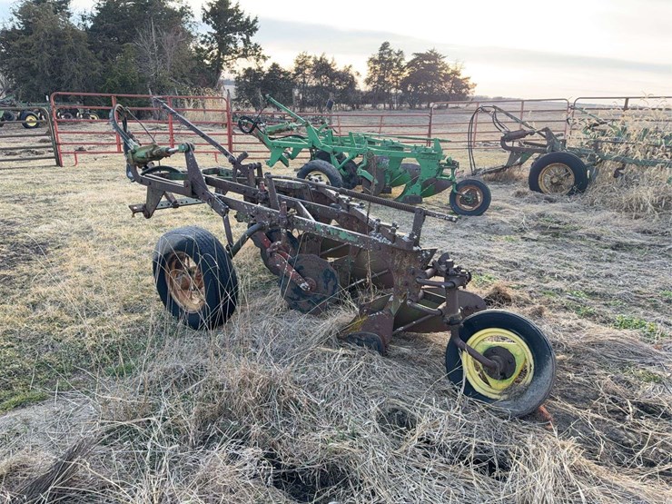 john-deere-pull-type-three-bottom-plow-image-5