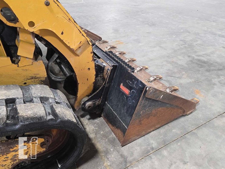 2015-caterpillar-259d-image-11