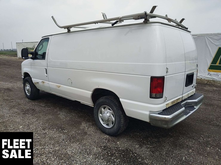 2014-ford-cargo-image-3