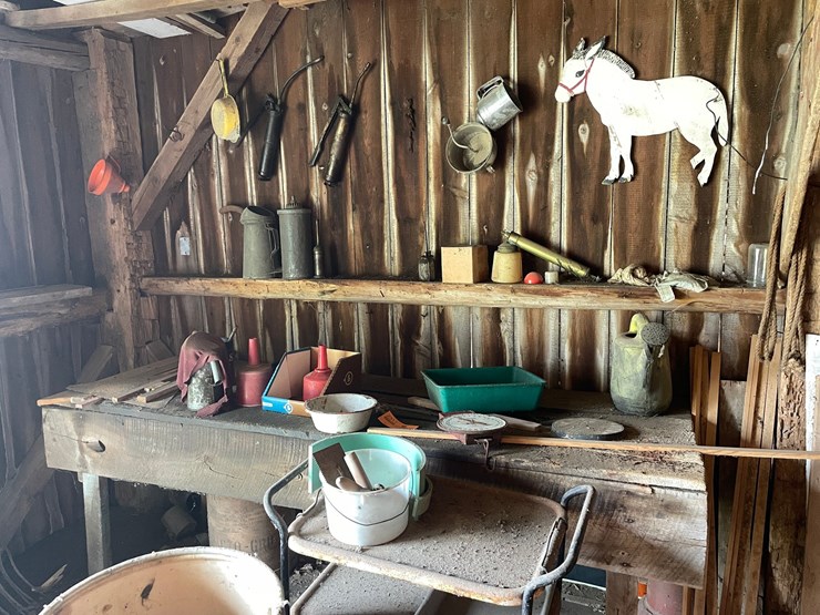 #2317-•-contents-of-wall-and-bench-image-2