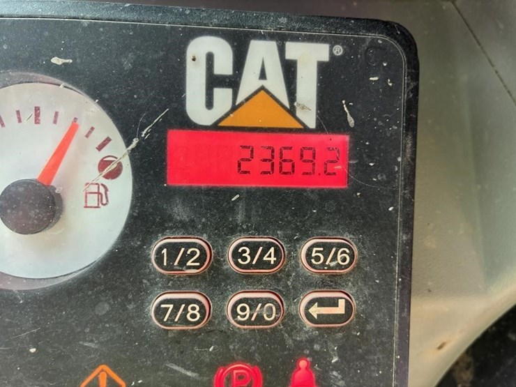 2016-caterpillar-249d-image-22
