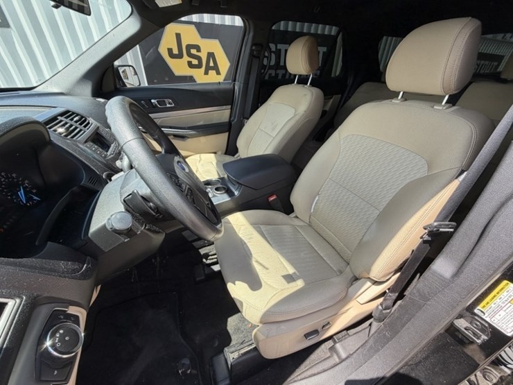 2017-ford-explorer-image-24