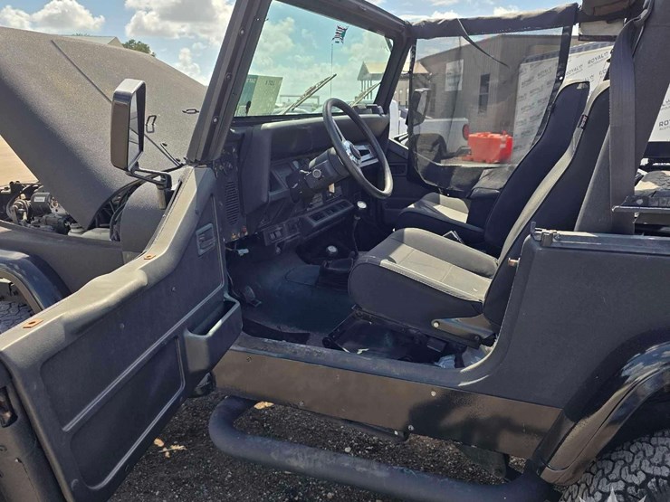 1995-jeep-wrangler-image-36