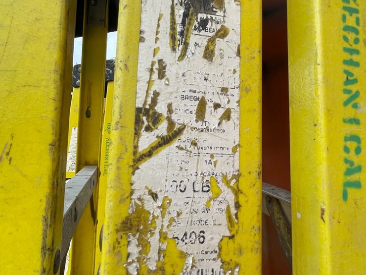 #1155-•-(2)-fiberglass-step-ladders-image-5