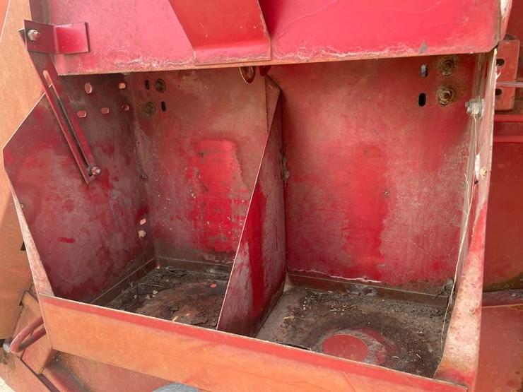 new-holland-851-image-16