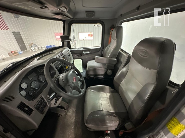 2015-peterbilt-337-image-13