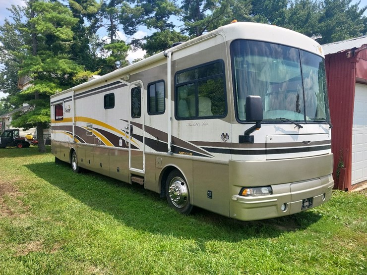 2003-fleetwood-bounder-39z-class-a-motorhome-on-freightliner-chassis-image-1