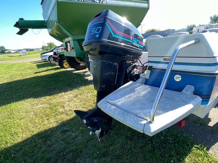 #1019-•-bayliner-capri-boat-on-escort-trailer-(no-title,-for-parts)-image-24