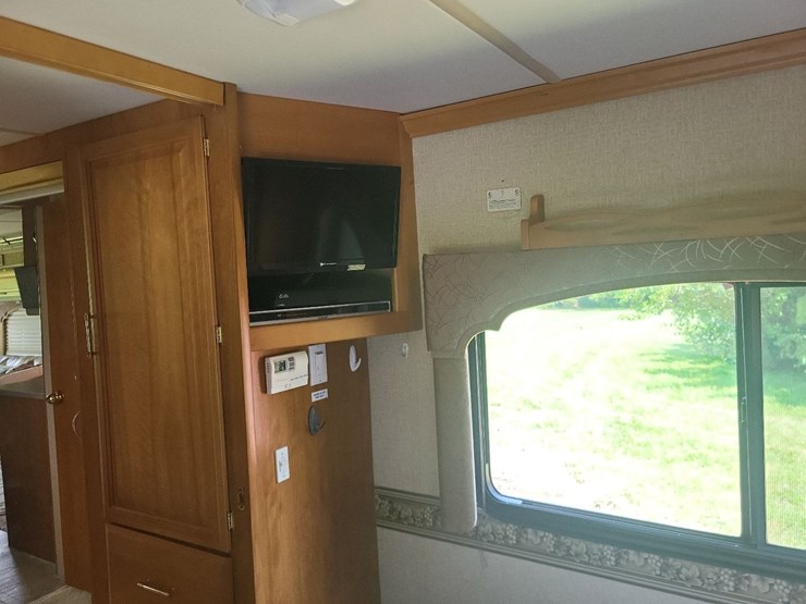 2003-fleetwood-bounder-39z-class-a-motorhome-on-freightliner-chassis-image-57
