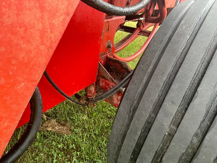 new-holland-570-image-18