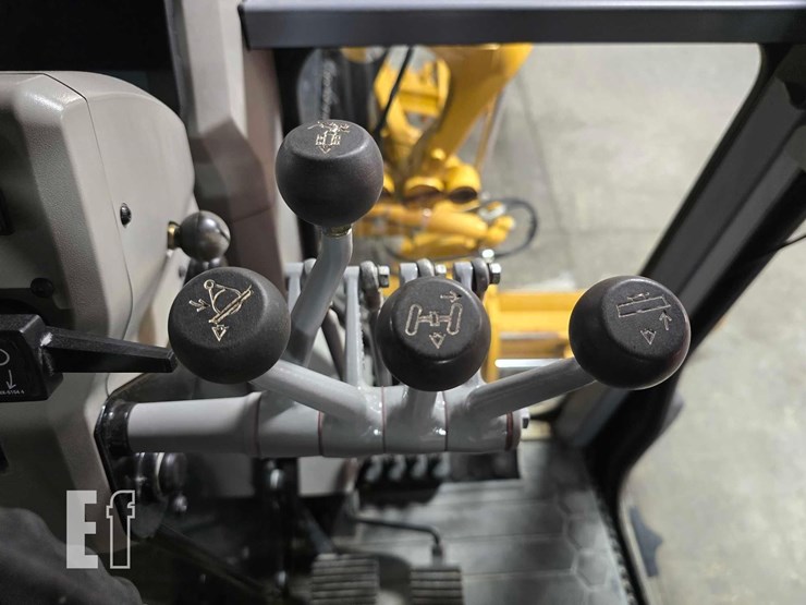 2021-caterpillar-120-image-17