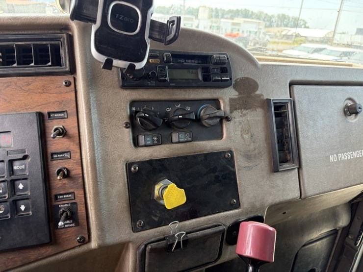 2000-peterbilt-330-image-28