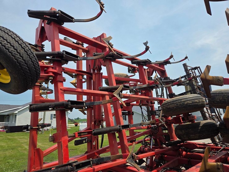 44'-sunflower-5055-44-field-cultivator-image-15