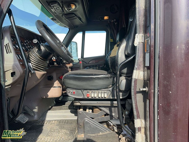 2012-peterbilt-587-image-14