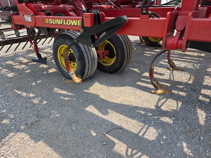 44'-sunflower-5055-44-field-cultivator-image-46