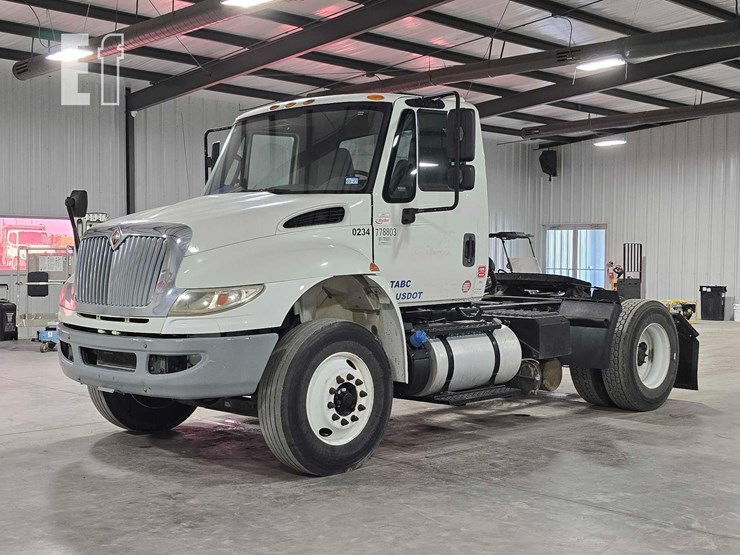 2017-international-durastar-4400-image-1