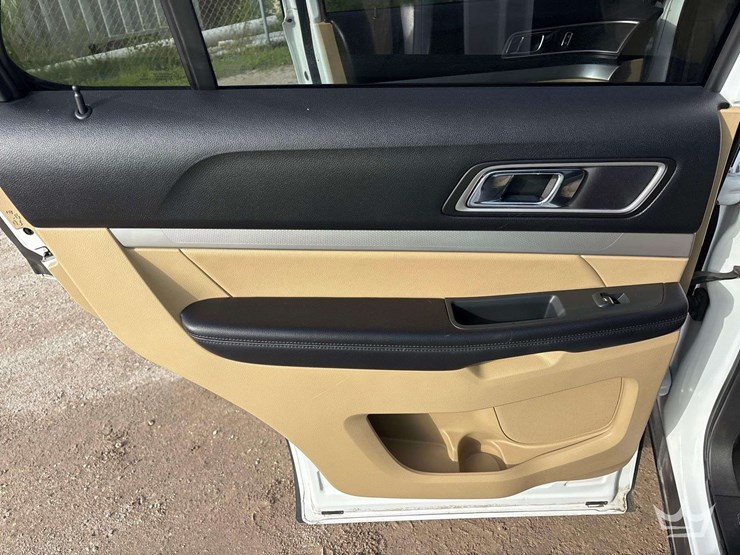 2016-ford-explorer-image-26