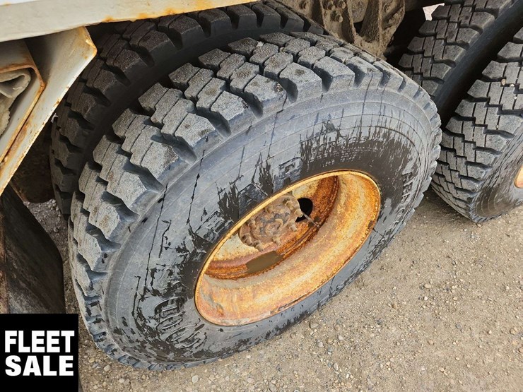 2011-freightliner-m2-106-image-11