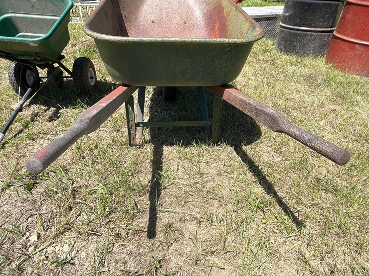 #3308-•-true-temper-wheelbarrow-and-estate-pull-behind-spreader-image-17
