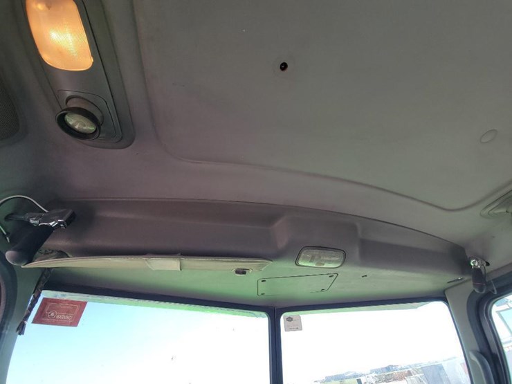 2014-peterbilt-365-image-32