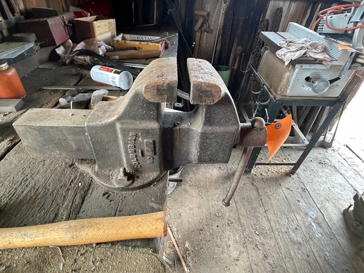 #2335-•-columbian-bench-vise-image-4