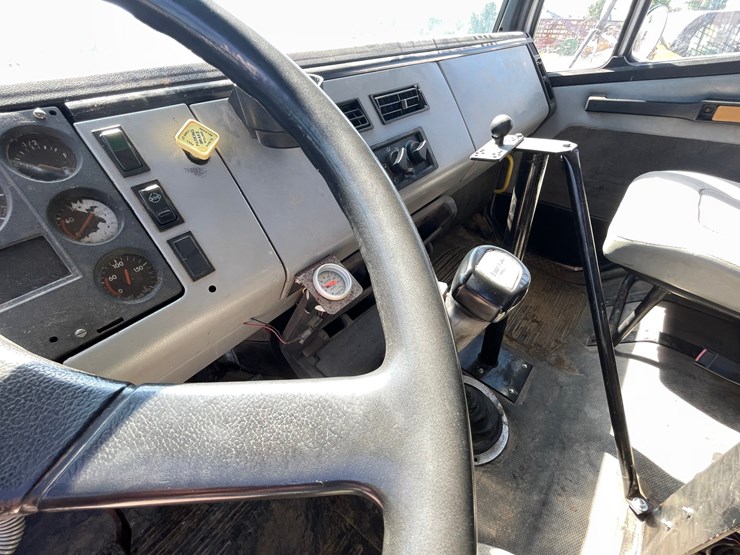 1995-freightliner-fl80-image-23