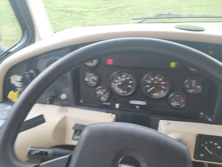 2003-fleetwood-bounder-39z-class-a-motorhome-on-freightliner-chassis-image-5