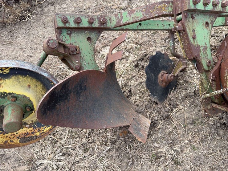 john-deere-three-bottom-three-point-plow-image-11