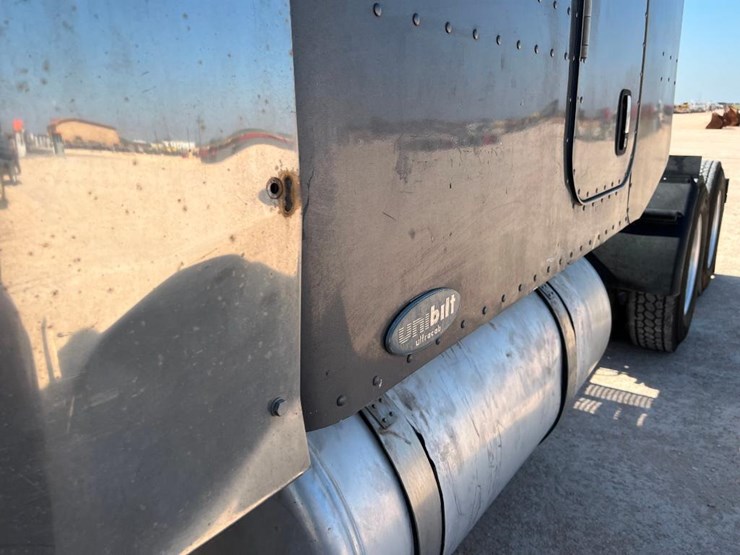2006-peterbilt-379-image-47