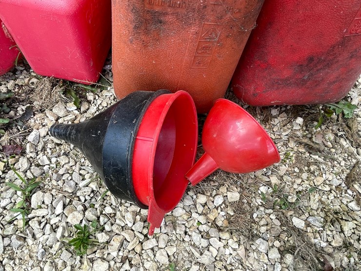 #3342-•-(4)-poly-gas-cans-image-8