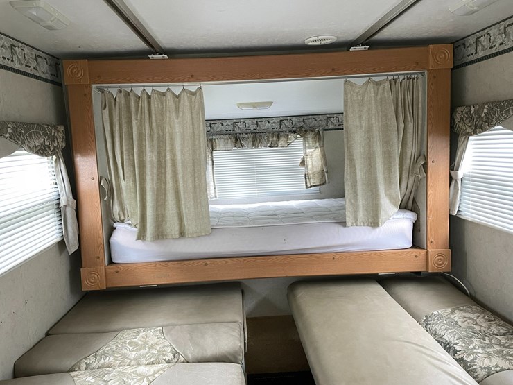 #1036-•-2003-keystone-bunkhouse-26'-camper-(has-wi-title)-image-30